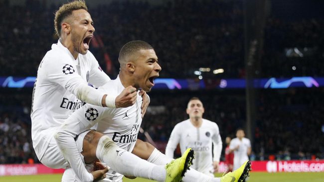 Pemain Paris Saint Germain (PSG), Neymar dan Kylian Mbappe, melakukan selebrasi usai mebobol gawang Liverpool